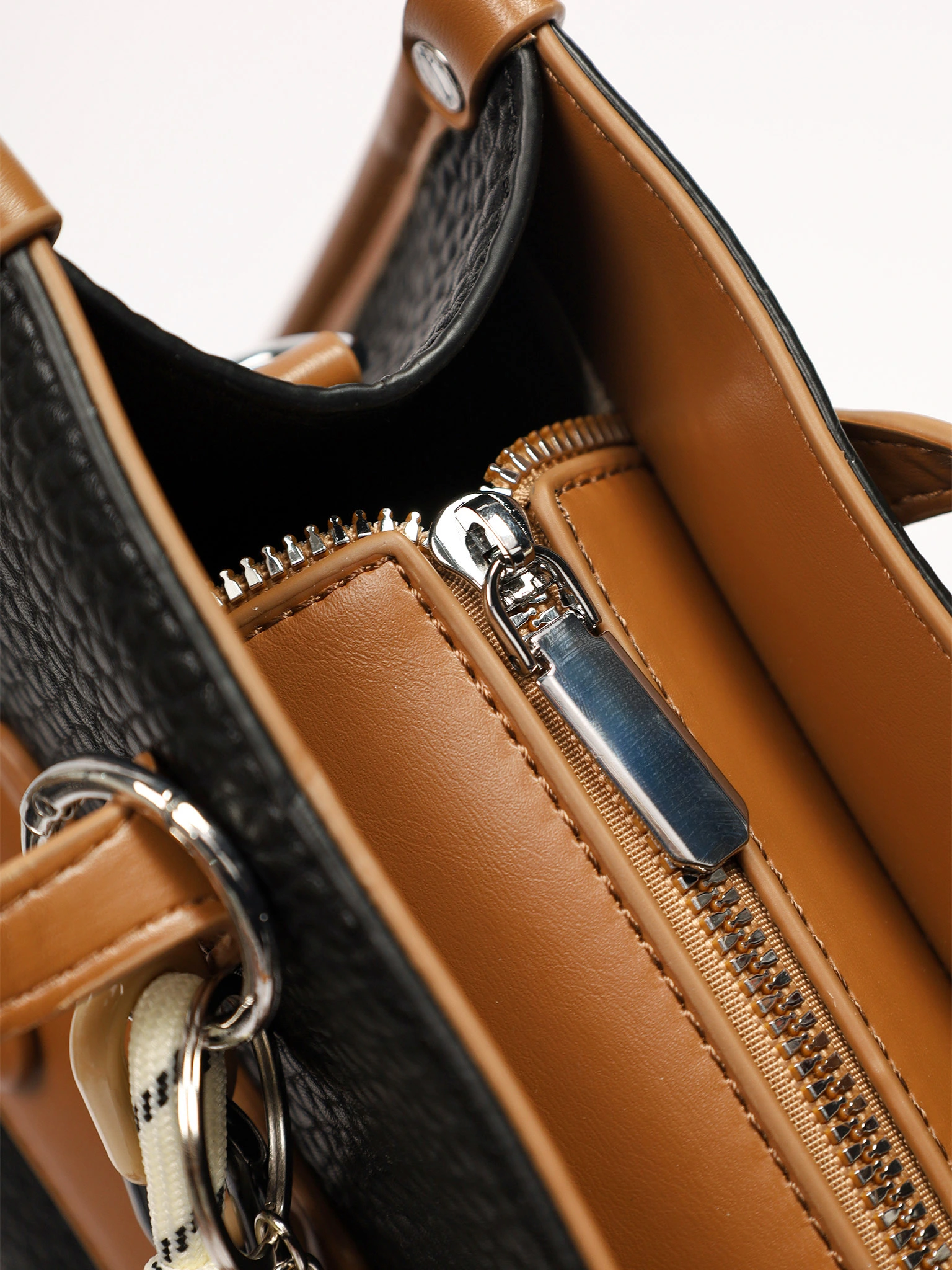 Сумка-тоут с декоративным брелком в ассортименте